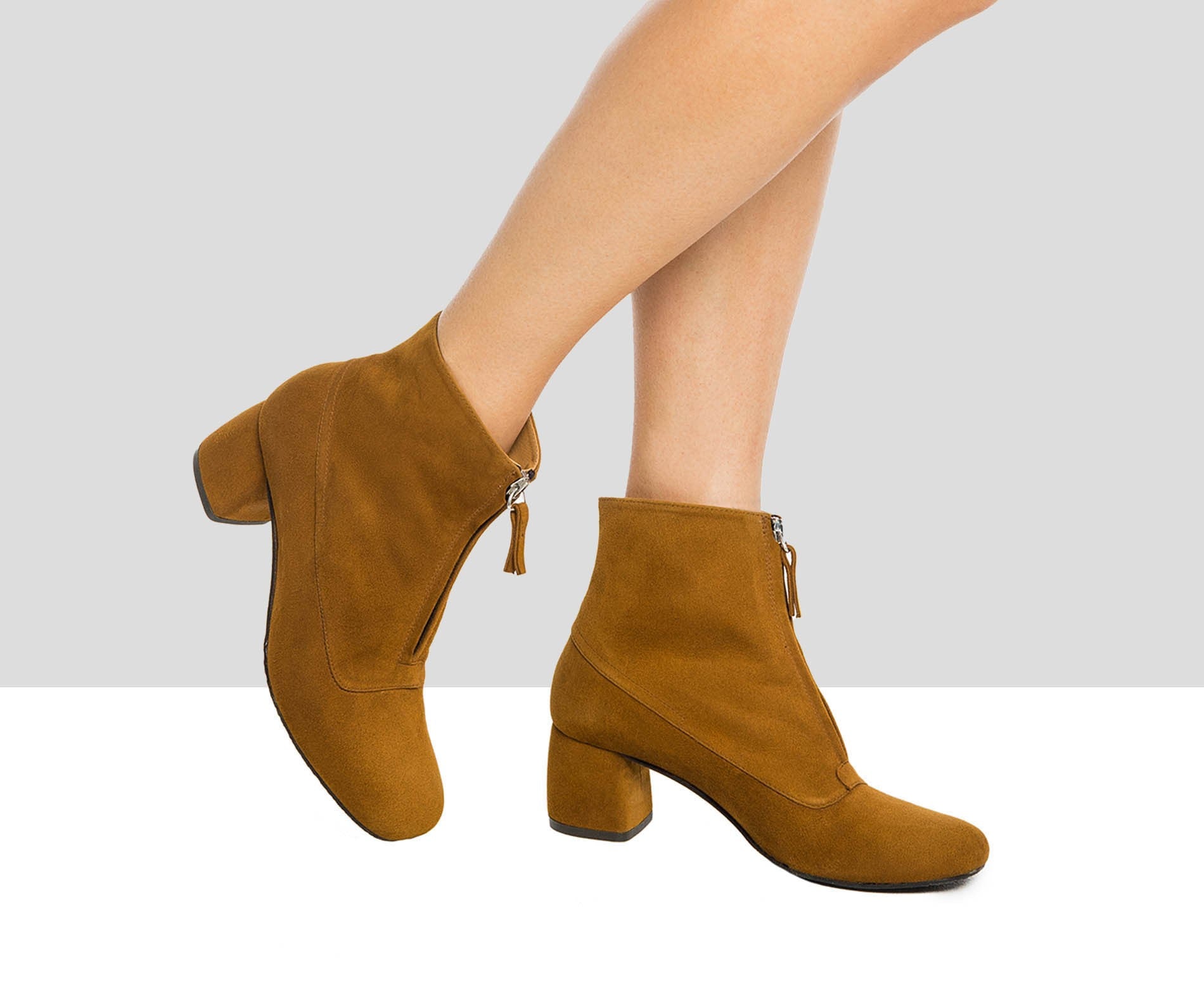 Botín de mujer en piel con tacón medio. Ittay