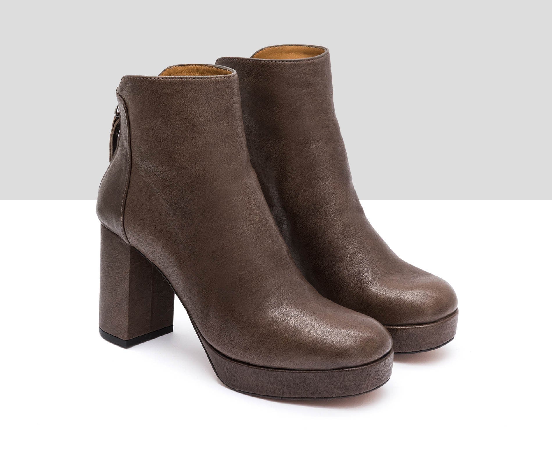 Botín de mujer en piel con tacón alto. Inaya