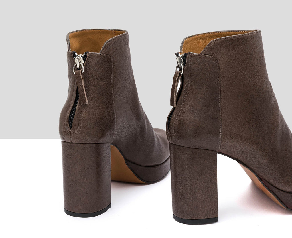 Botín de mujer en piel con tacón alto. Inaya