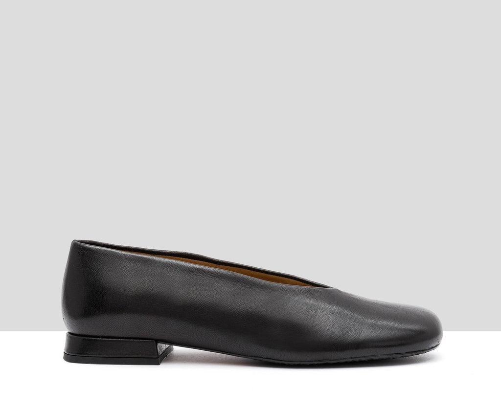 Women's leather shoe with a low heel. Osel