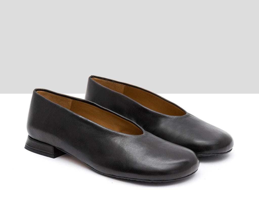 Women's leather shoe with a low heel. Osel