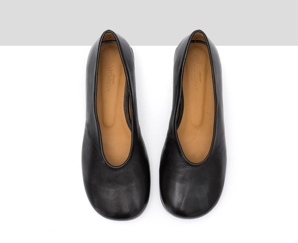 Women's leather shoe with a low heel. Osel