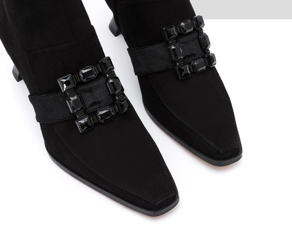 Botín de mujer en piel con tacón medio. Ilanis