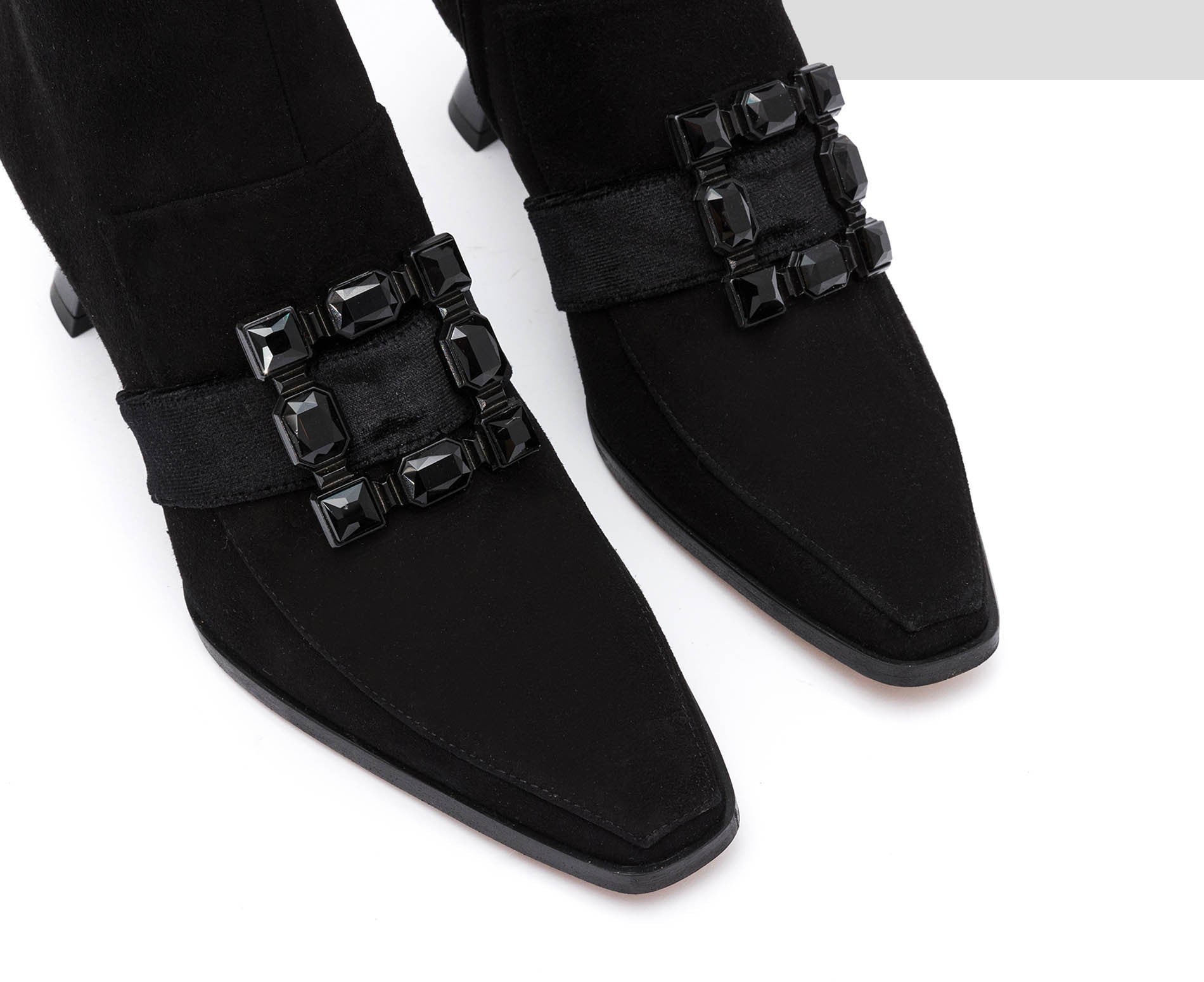 Botín de mujer en piel con tacón medio. Ilanis