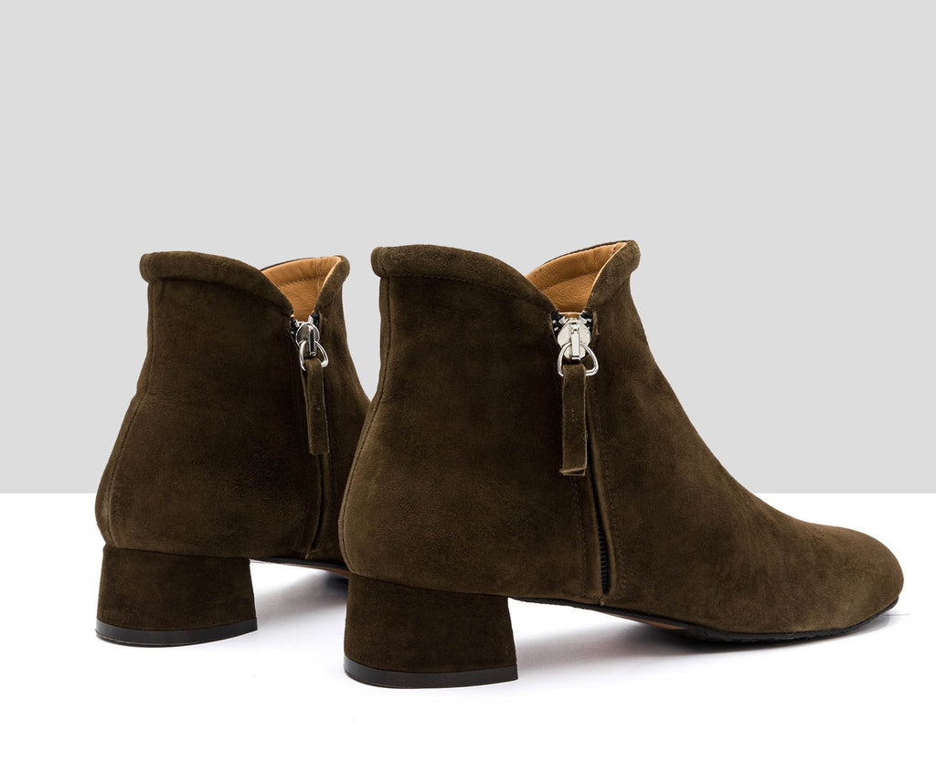 Botín de mujer en piel con tacón bajo. Ilana