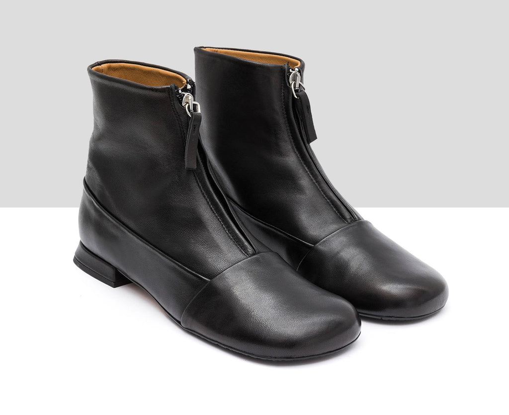 Botín de mujer en piel con tacón bajo. Indira