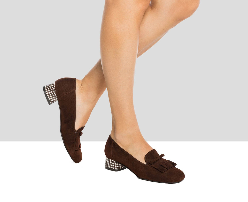 Zapato de mujer en piel con tacón bajo. Isis