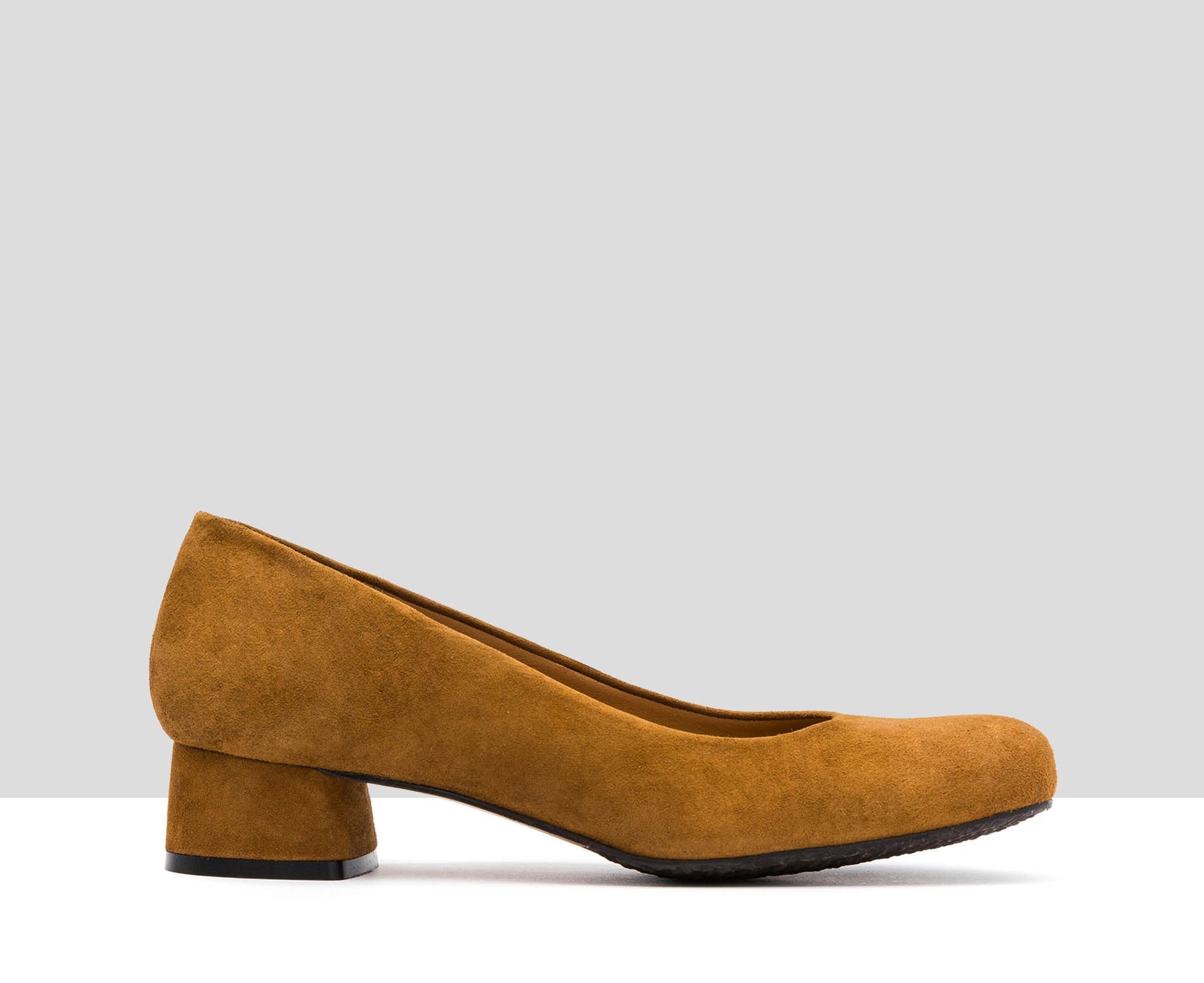 Women's leather shoe with a low heel. Ivonne