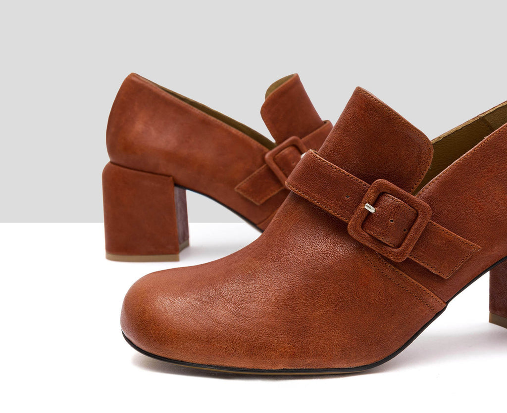 Scarpa da donna in pelle con tacco medio. Idaira