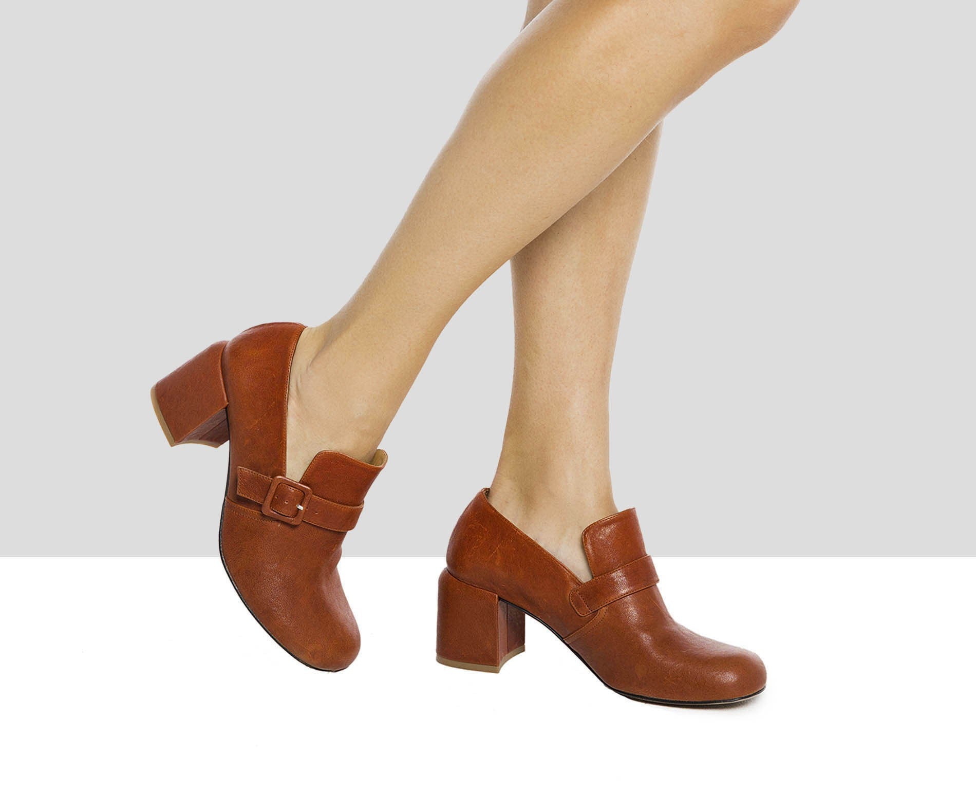 Zapato de mujer en piel con tacón medio. Idaira