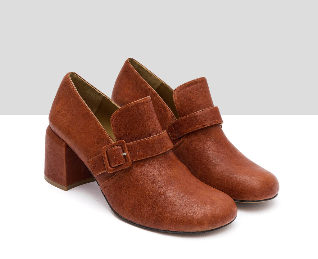 Scarpa da donna in pelle con tacco medio. Idaira