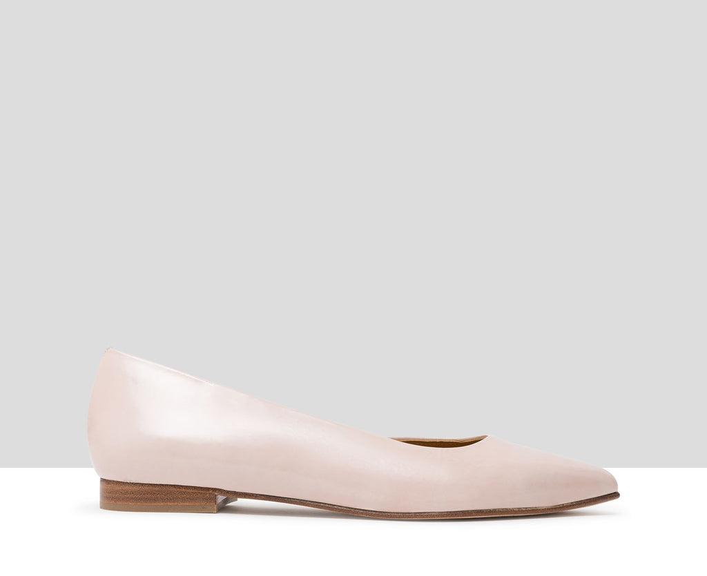 Women's leather shoe with a low heel. Janire