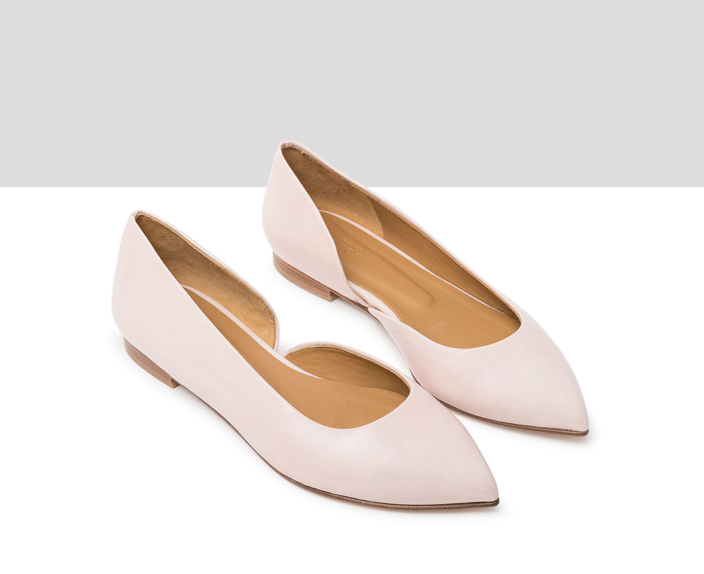 Women's leather shoe with a low heel. Janire