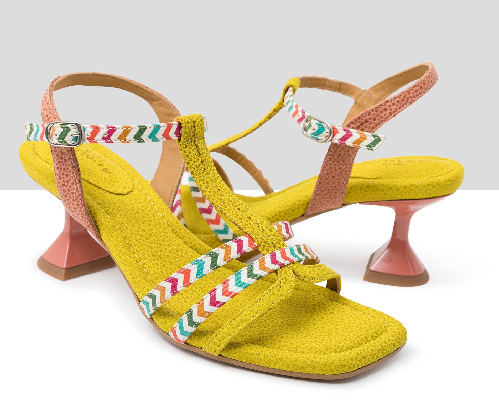 Sandalia de mujer en piel con tacón medio. Jakira