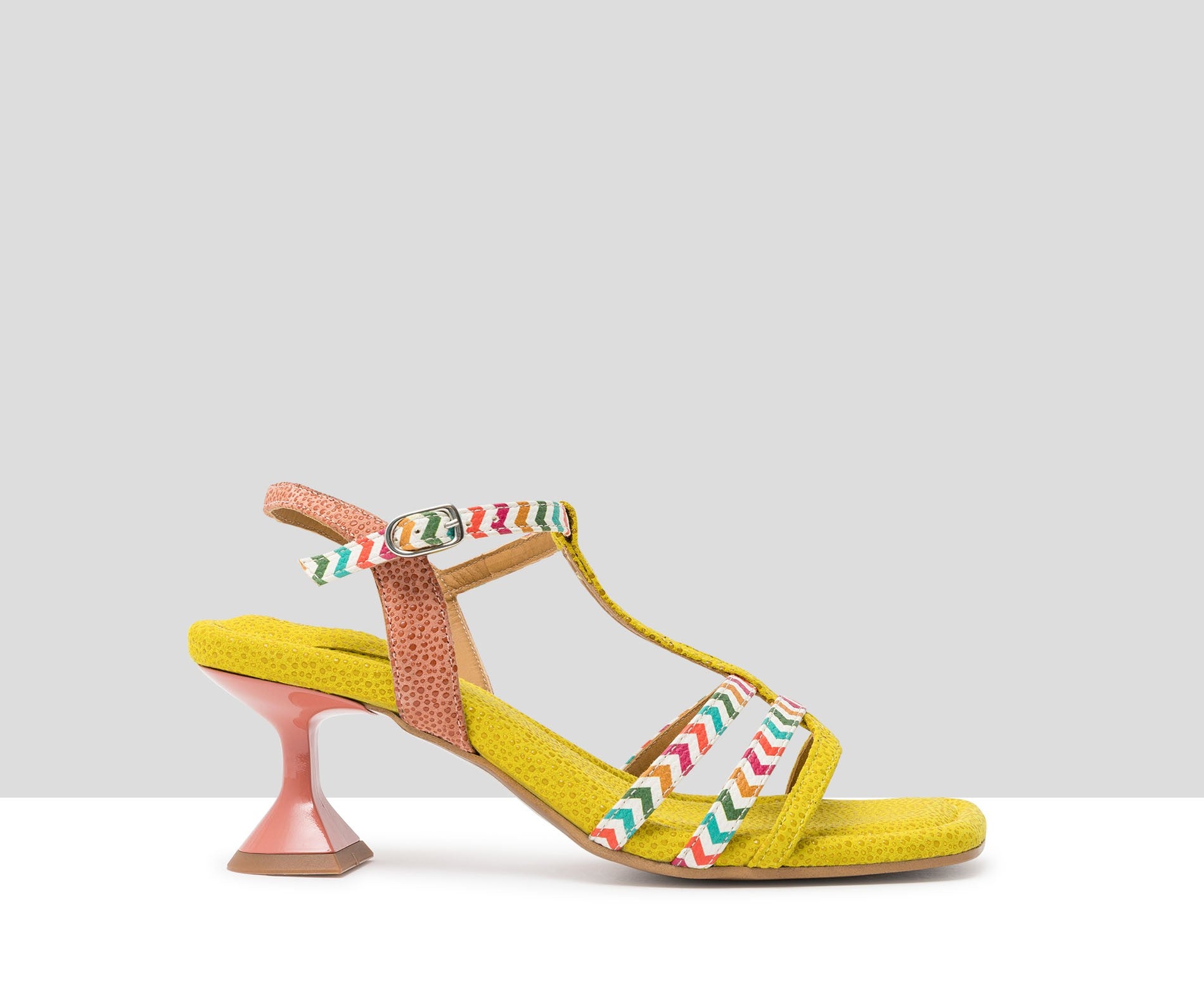 Sandalia de mujer en piel con tacón medio. Jakira