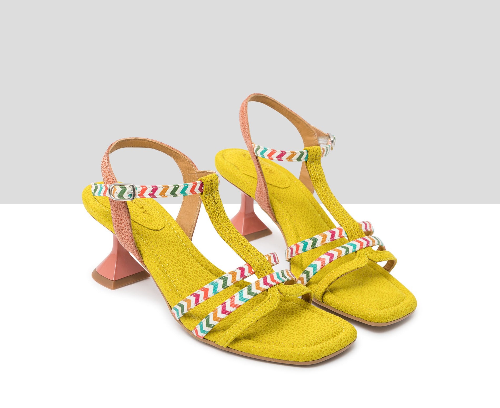 Sandalia de mujer en piel con tacón medio. Jakira