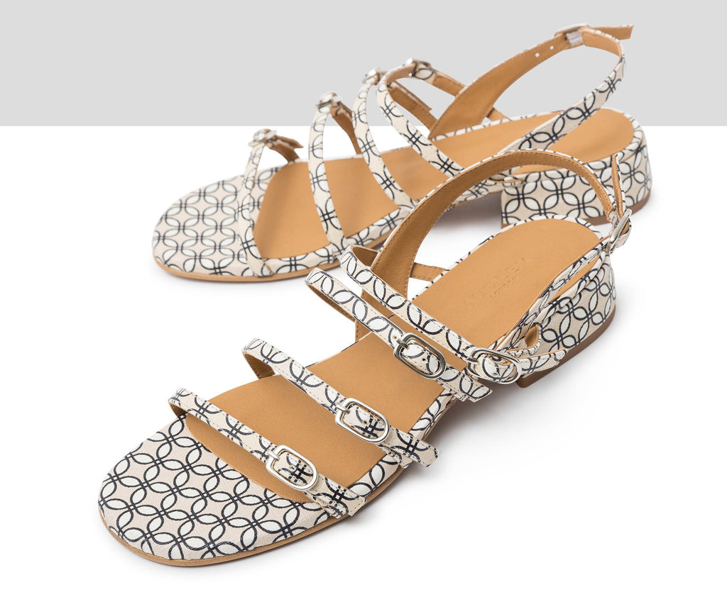 Sandalia de mujer en piel con tacón bajo. Janet