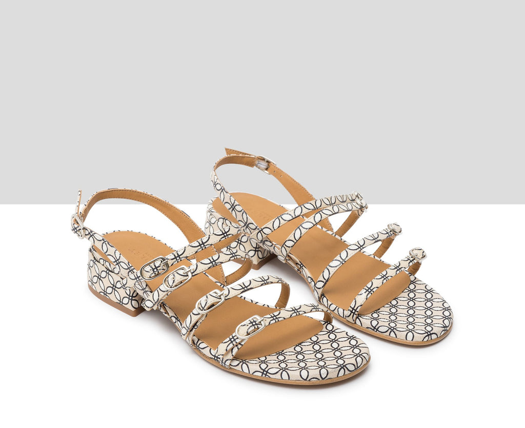 Sandalia de mujer en piel con tacón bajo. Janet