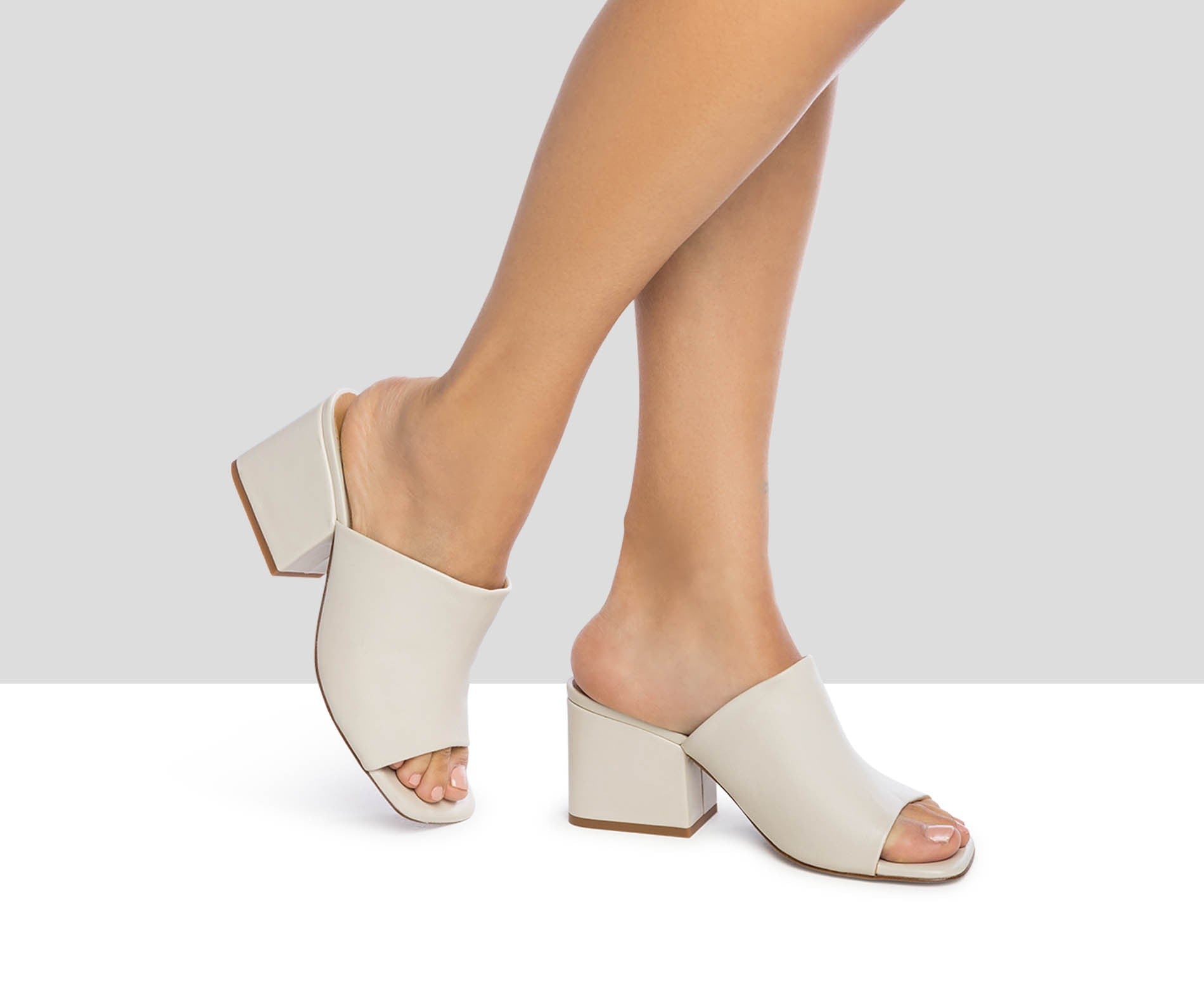 Sandalia de mujer en piel con tacón medio. Jolanda