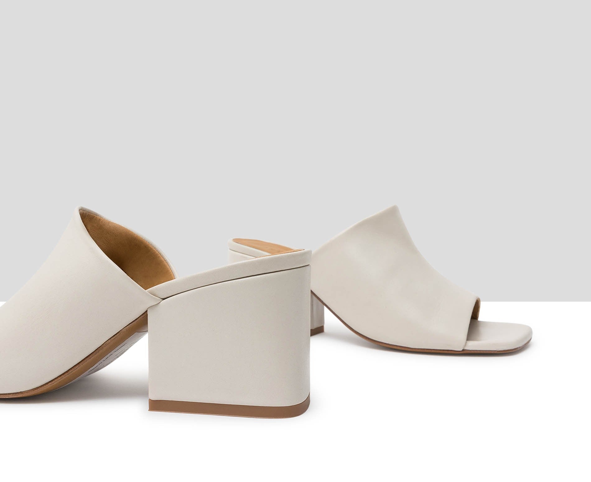 Sandalia de mujer en piel con tacón medio. Jolanda