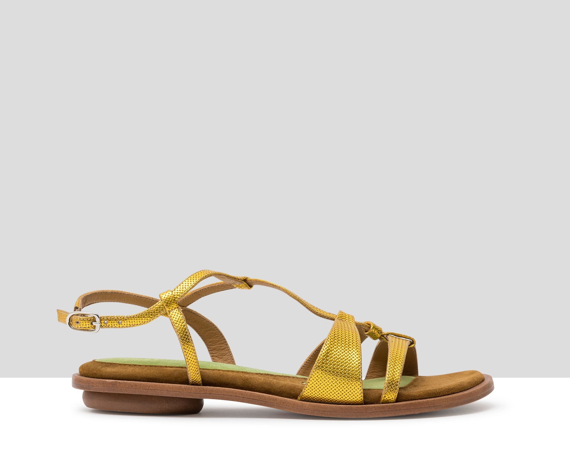 Women's flat leather sandal. Jing
