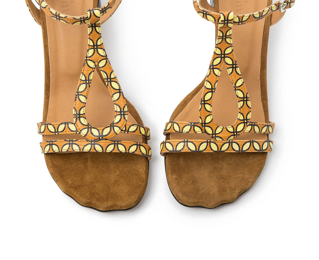 Sandalia de mujer en piel con tacón medio. Julina