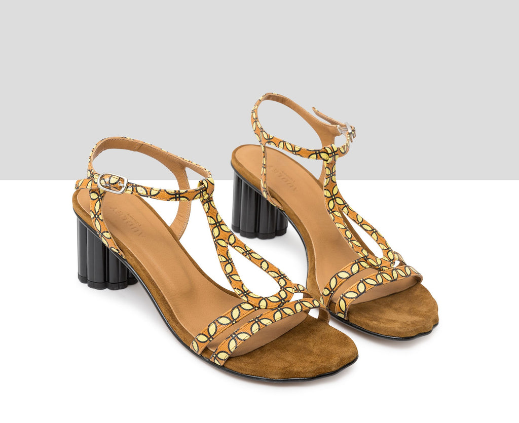 Sandalia de mujer en piel con tacón medio. Julina