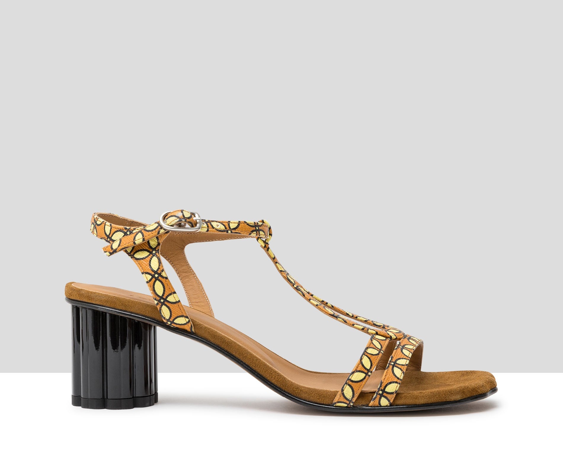 Sandalia de mujer en piel con tacón medio. Julina