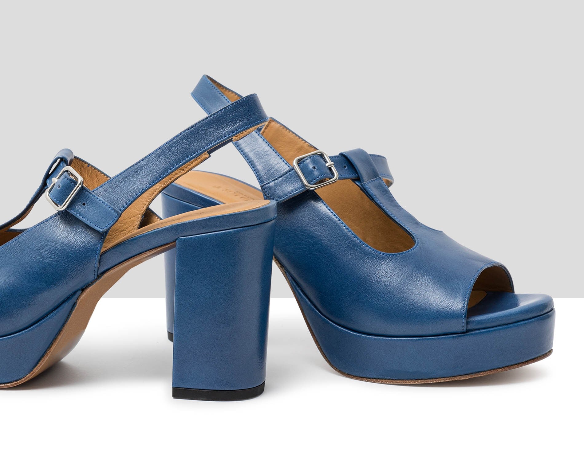 Sandalia de mujer en piel con tacón alto. Julita