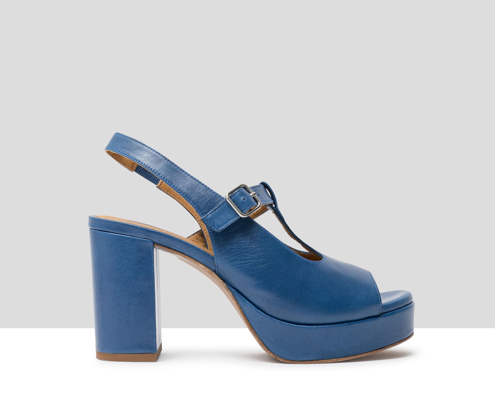 Sandalia de mujer en piel con tacón alto. Julita