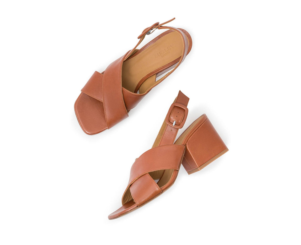 Sandalia de mujer en piel con tacón medio. Jael