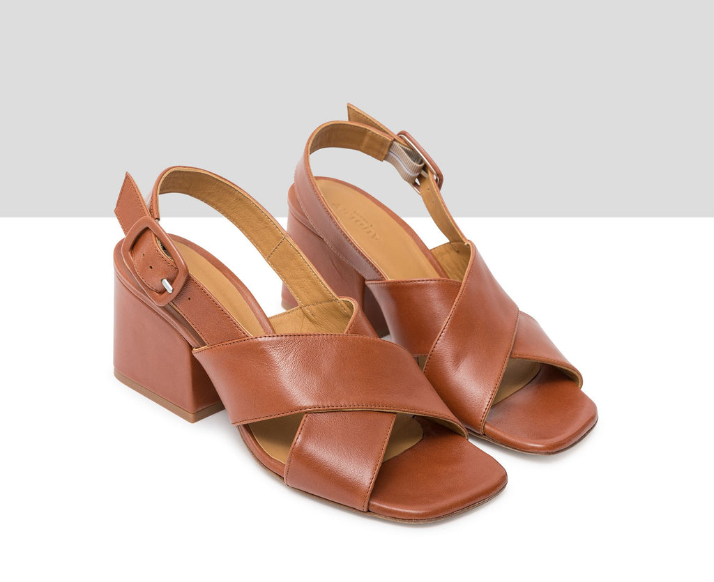 Sandalia de mujer en piel con tacón medio. Jael
