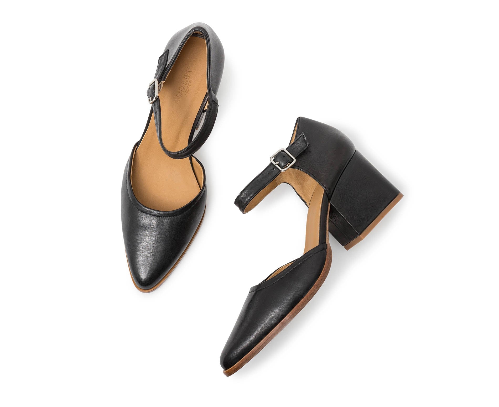 Women's leather shoe with a medium heel. Janina