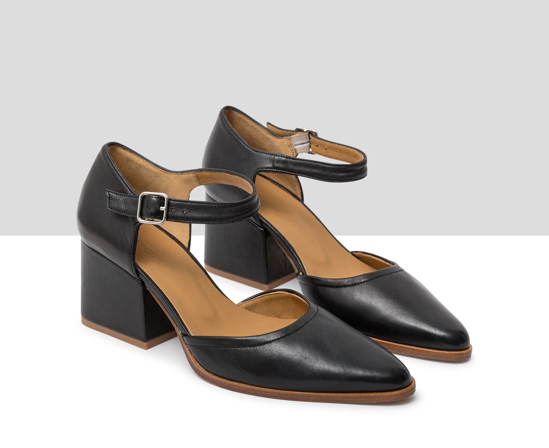 Women's leather shoe with a medium heel. Janina