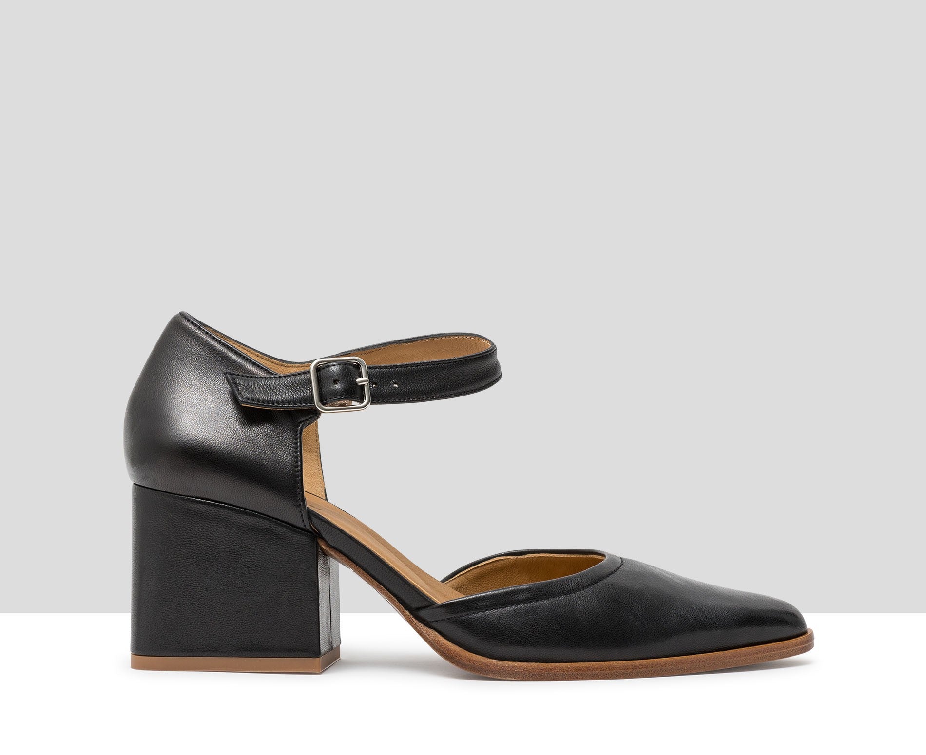 Women's leather shoe with a medium heel. Janina