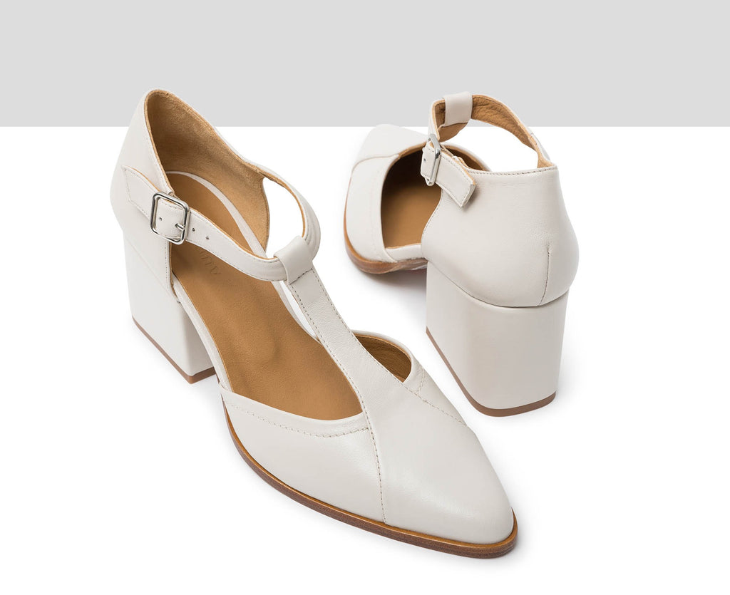 Women's leather shoe with a medium heel. Janys