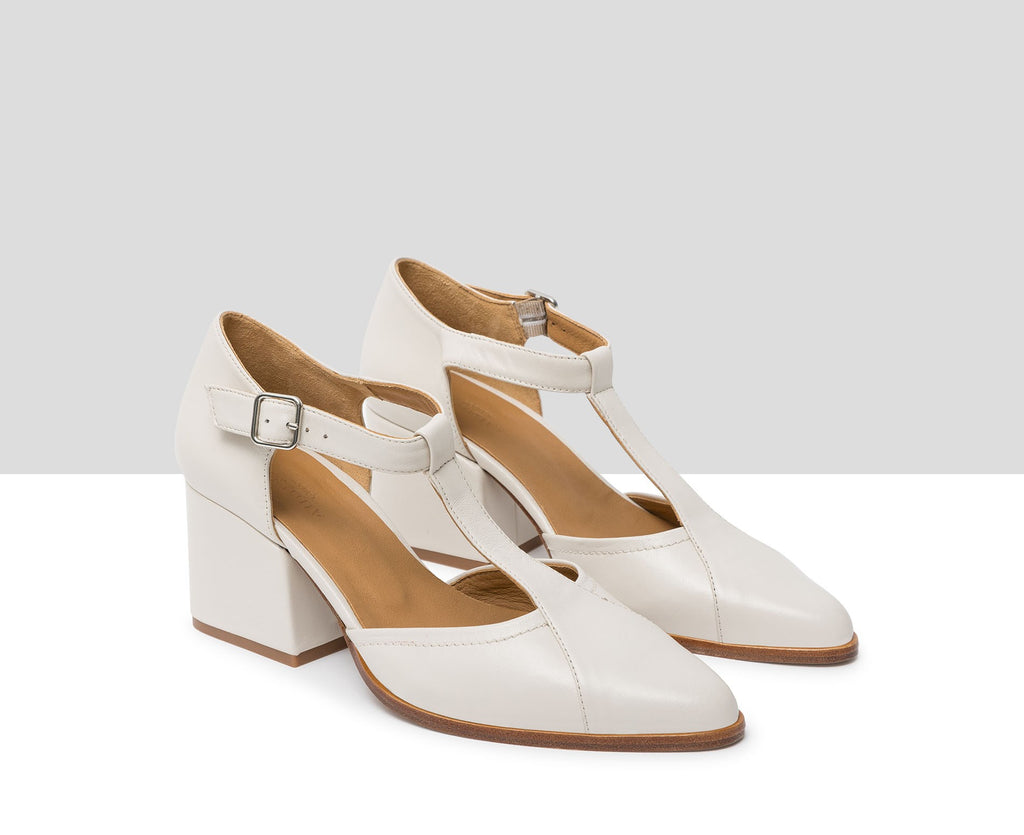 Women's leather shoe with a medium heel. Janys