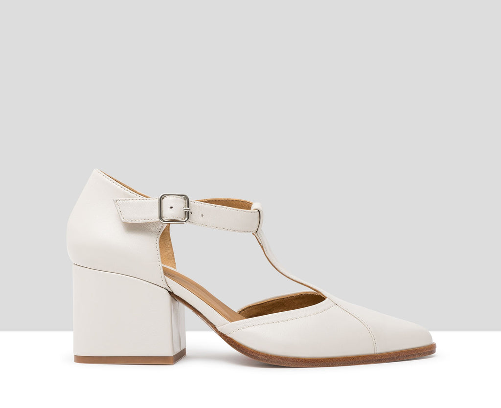 Women's leather shoe with a medium heel. Janys