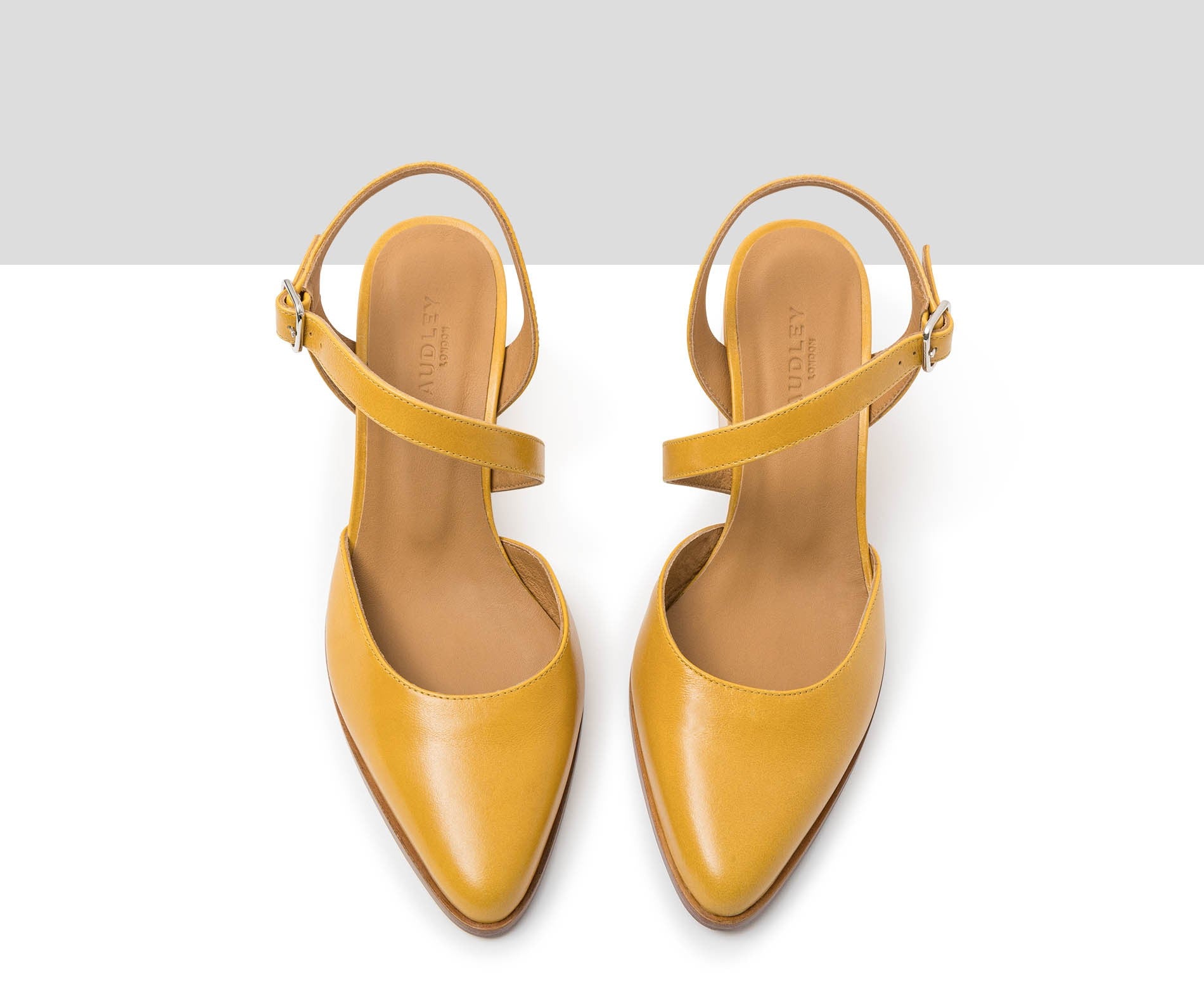 Zapato de mujer en piel con tacón medio. Joby