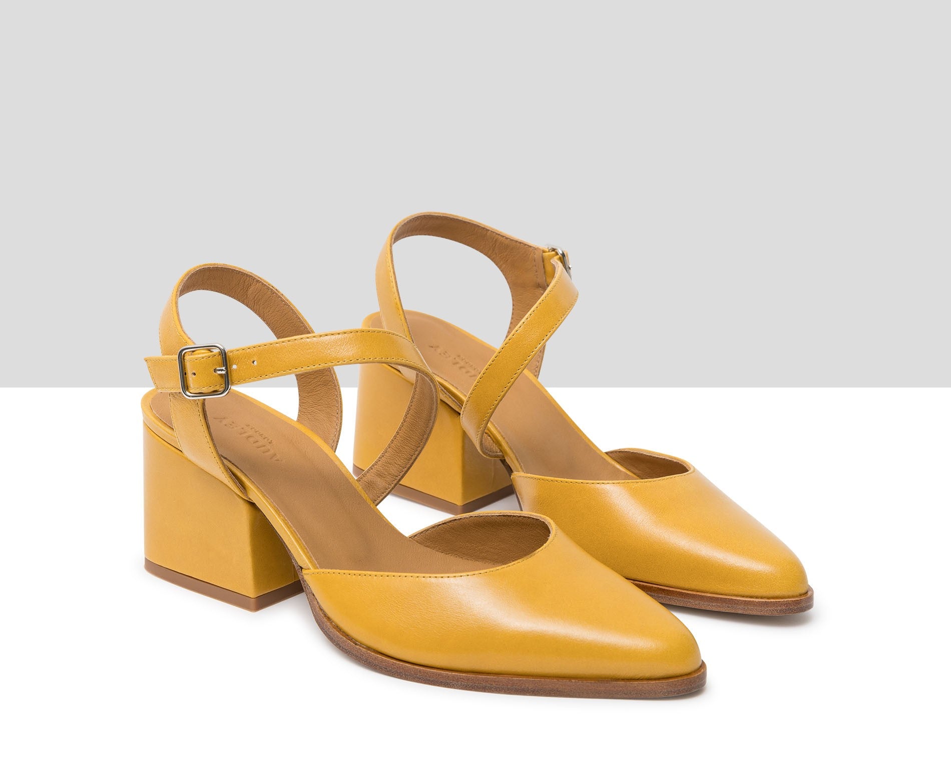 Zapato de mujer en piel con tacón medio. Joby