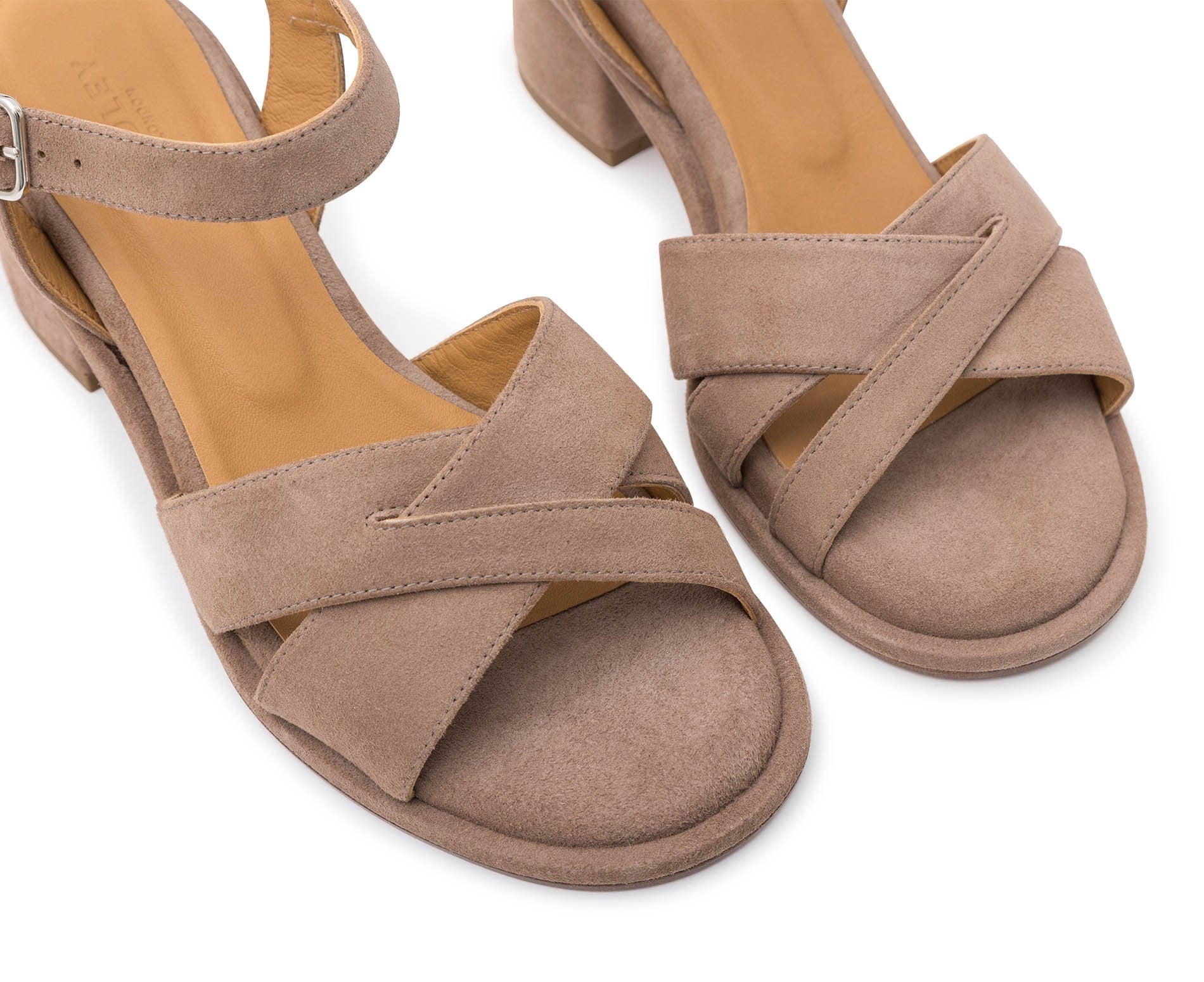 Sandalia de mujer en piel con tacón medio. Joana