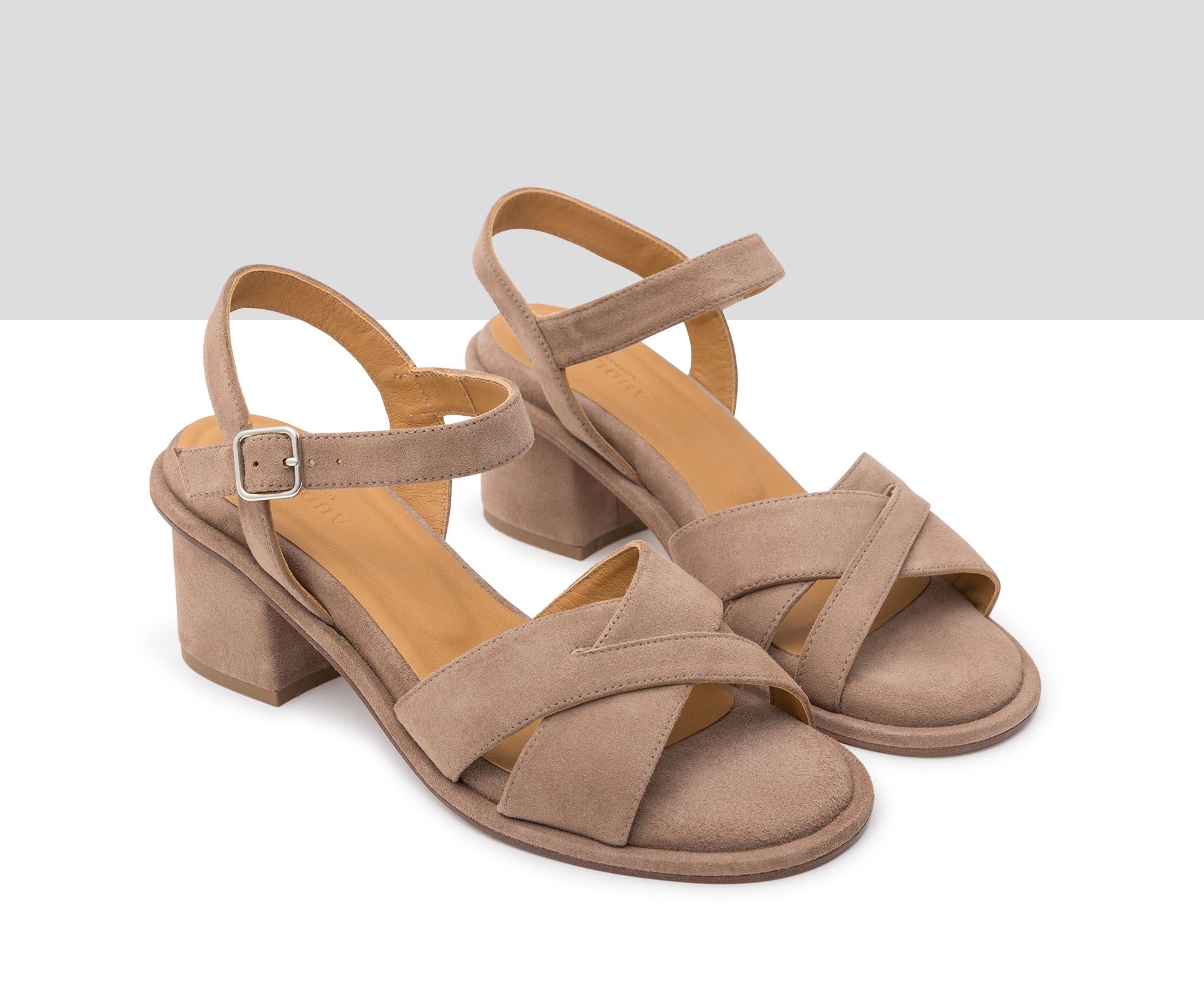 Sandalia de mujer en piel con tacón medio. Joana