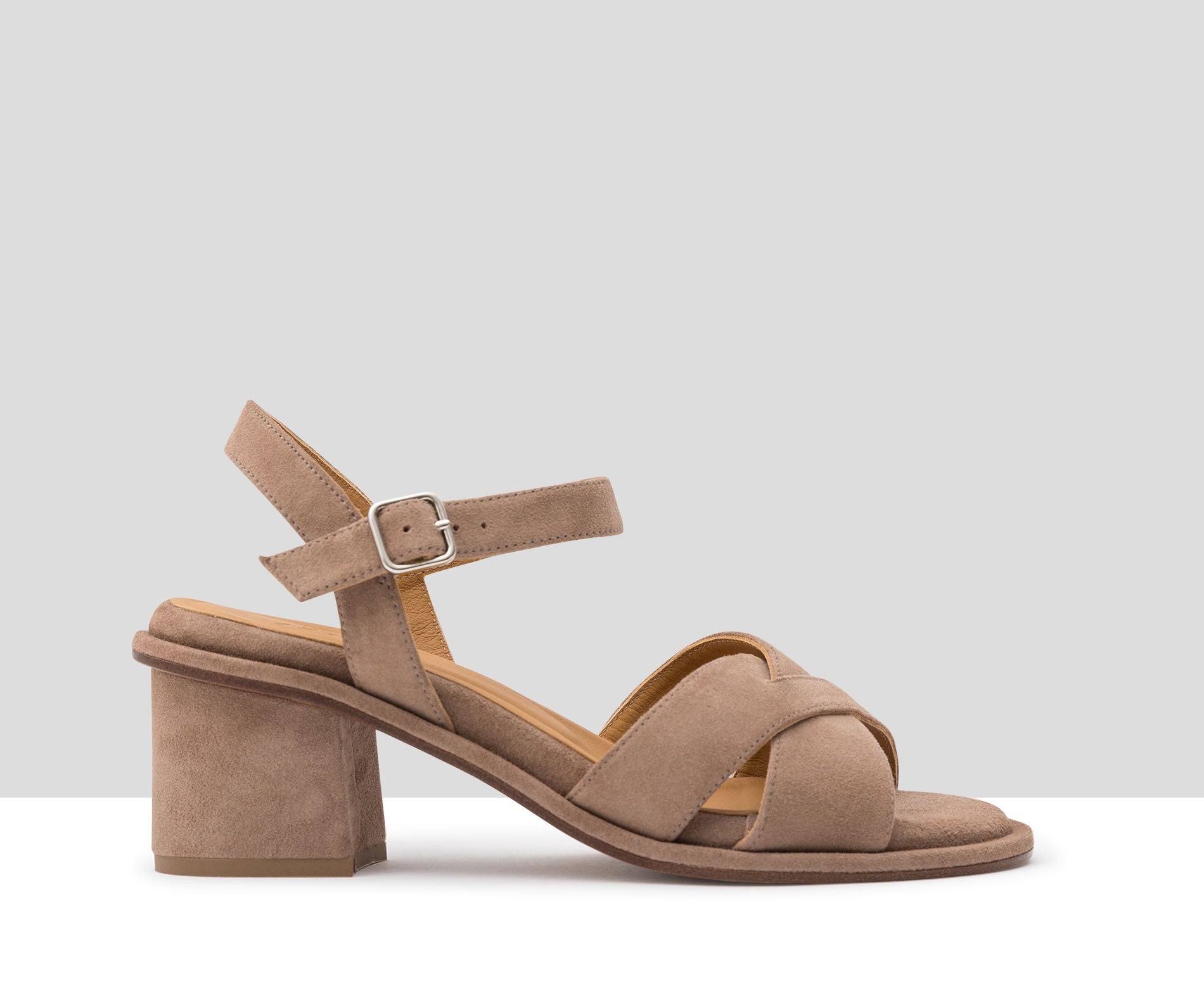 Sandalia de mujer en piel con tacón medio. Joana