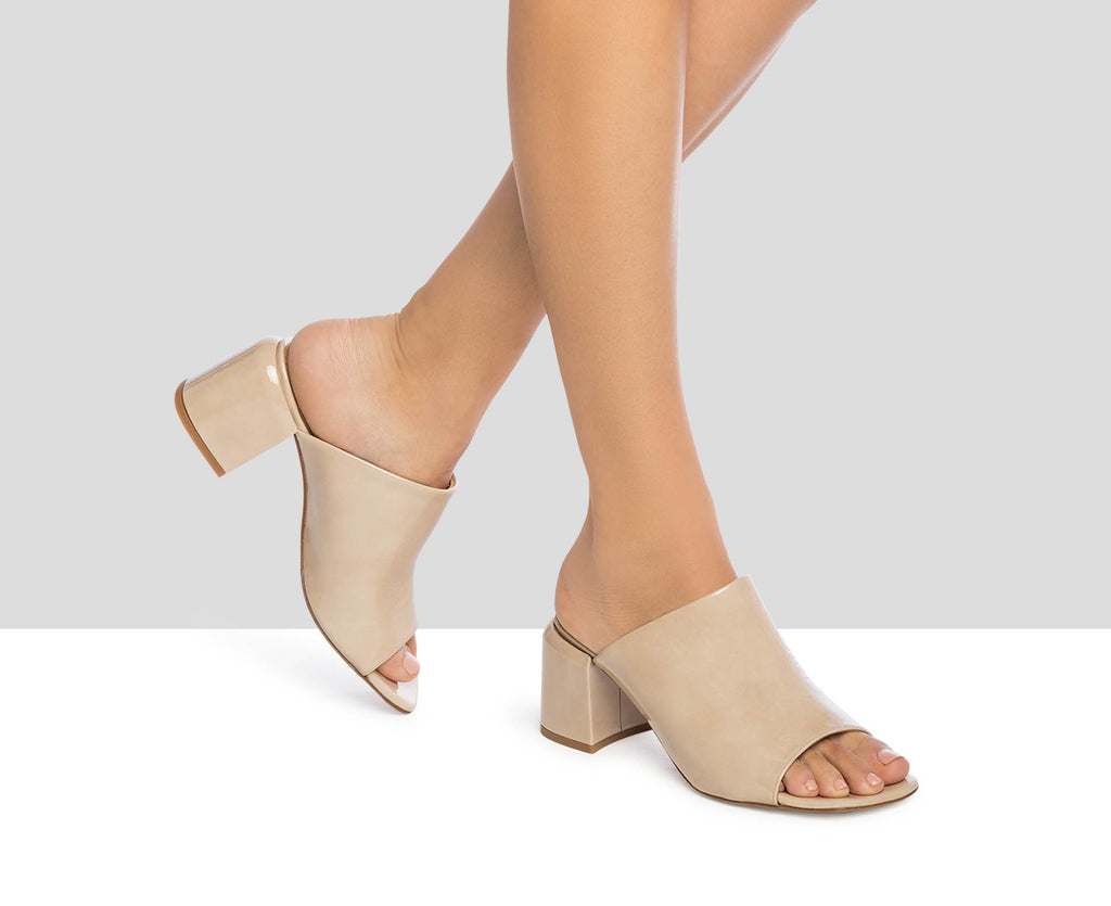 Sandalo da donna in pelle con tacco medio. Helia