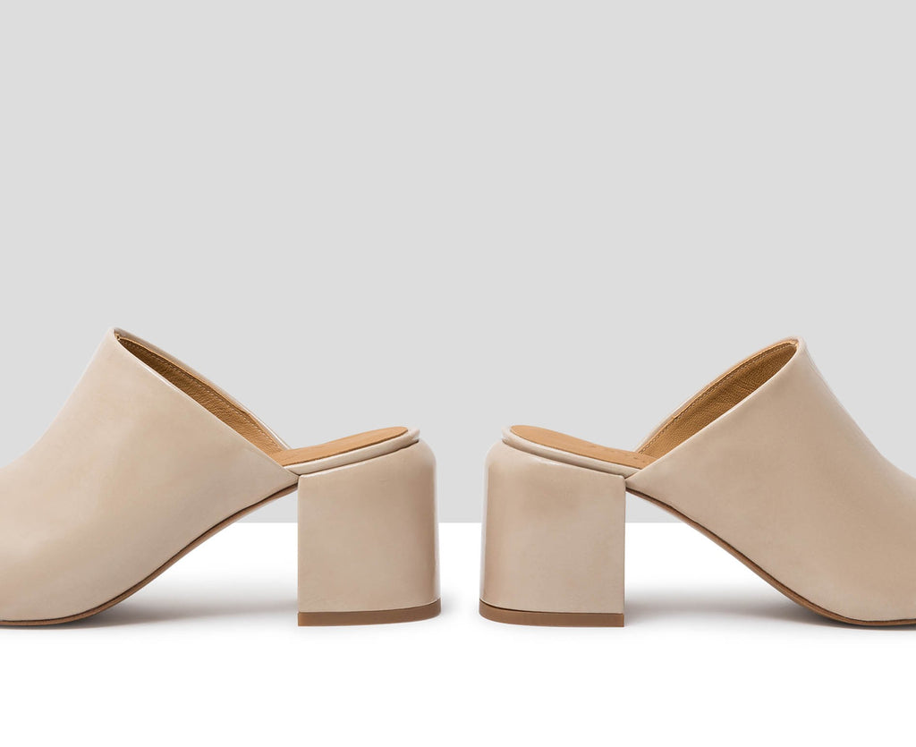 Sandalo da donna in pelle con tacco medio. Helia