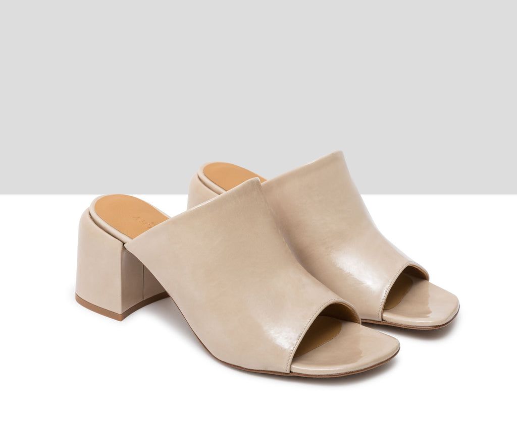 Sandalo da donna in pelle con tacco medio. Helia