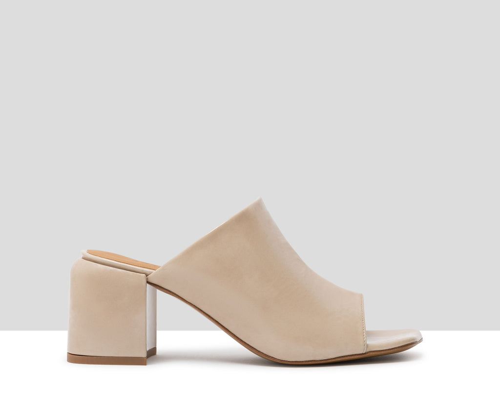 Sandalo da donna in pelle con tacco medio. Helia