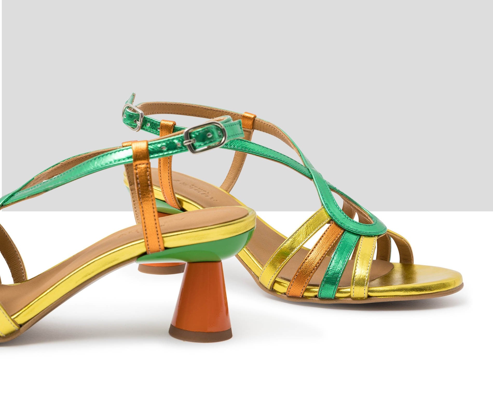 Women's leather sandal with a medium heel. Hilde