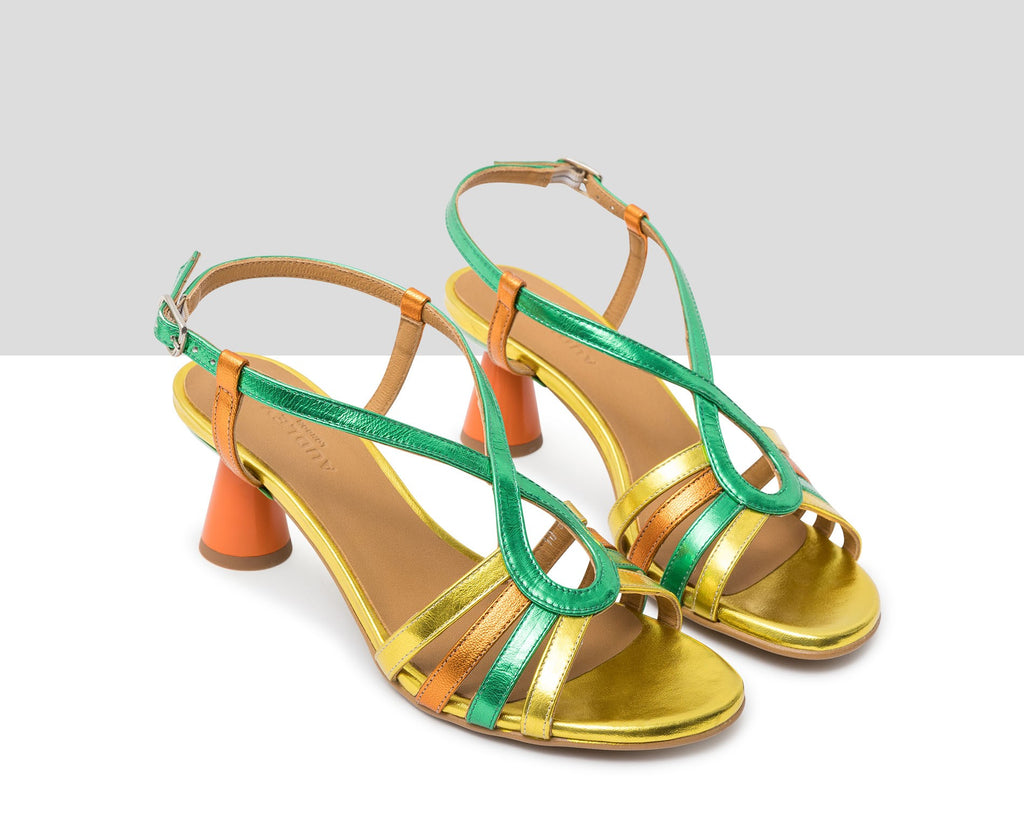 Women's leather sandal with a medium heel. Hilde
