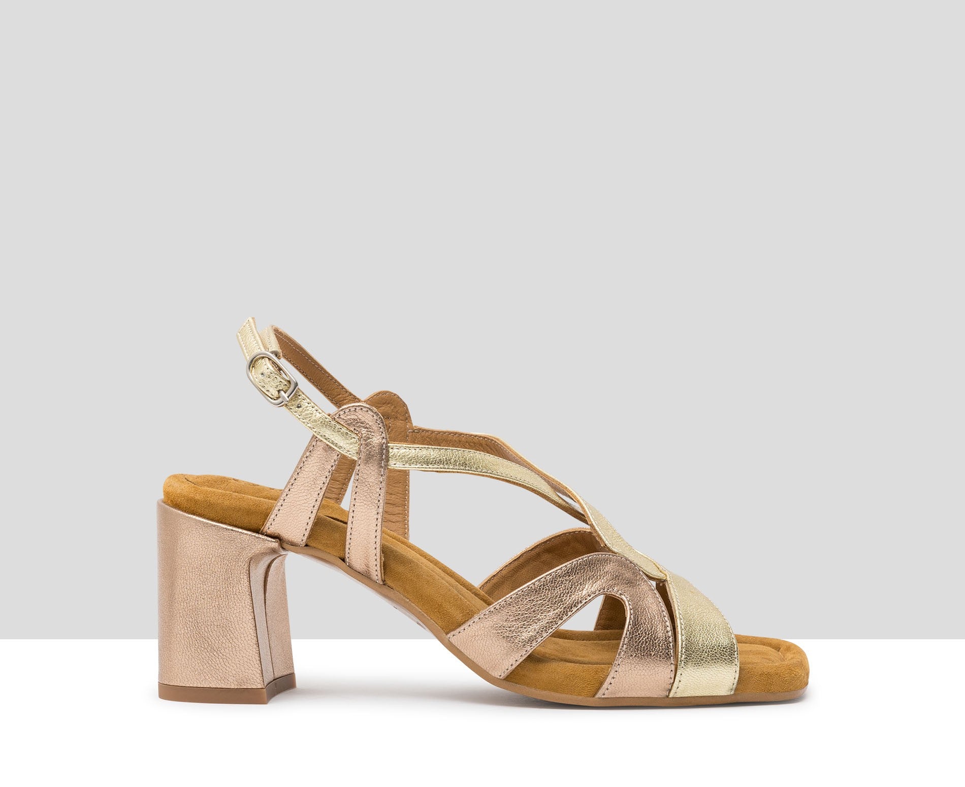 Sandalia de mujer en piel con tacón medio. Heli